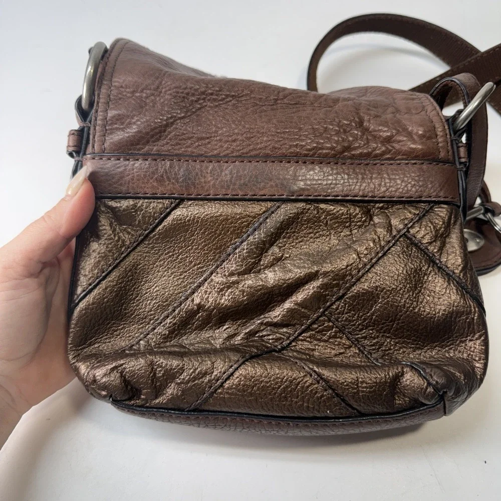 Y2K Fossil Maddox Turnlock Crossbody Bag in Soft Brown Metallic Leather Hangtag